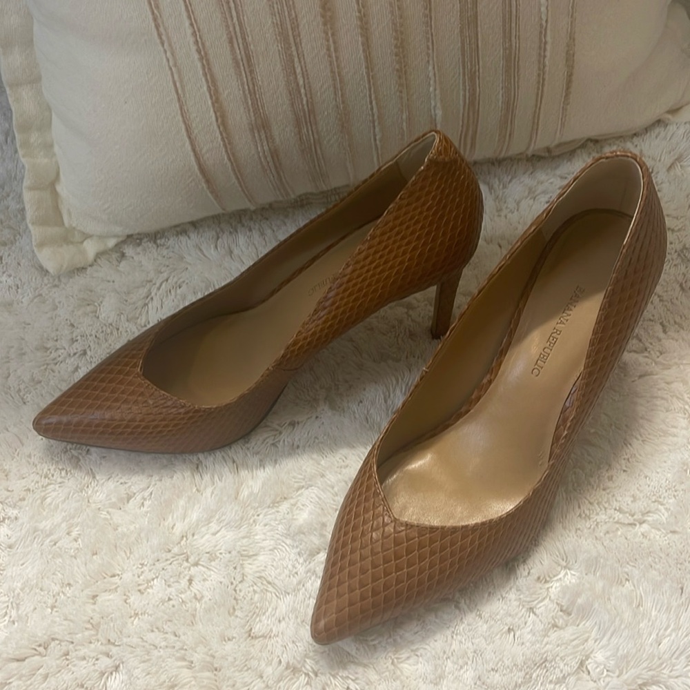 Brown Banana Republic heels 7/12